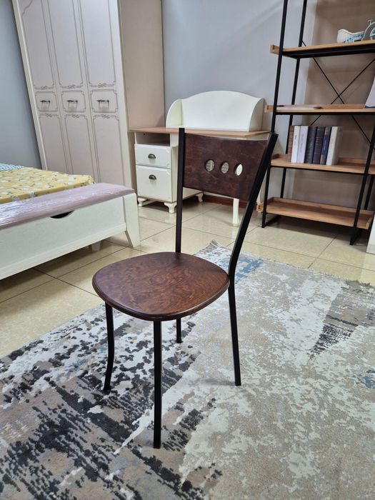 Стол стуля из дерева