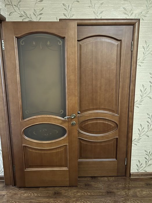 Дверь дерево за косяком