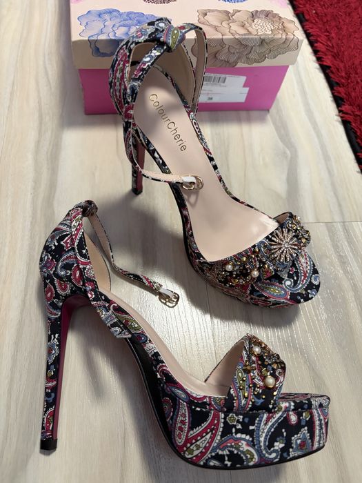 Дамски обувки с висок ток