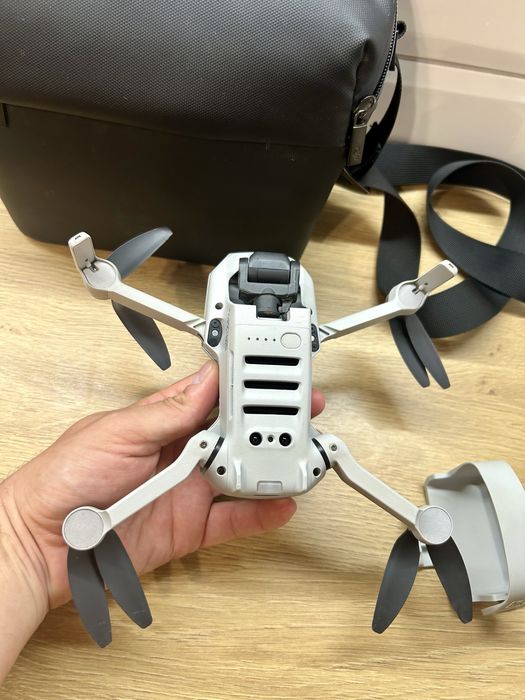 Продавам DJI Mini 2  с контролер и 2 батерии.