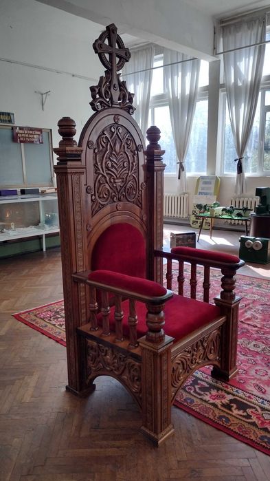 Църковни мебели от масивна дървесина