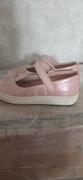 Продам обувь детскую.