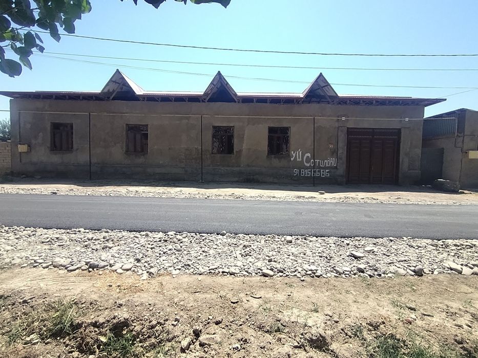 8 sotxdan katta Uchaska sotiladi 5 va 3 xonadan iborad uylari bor