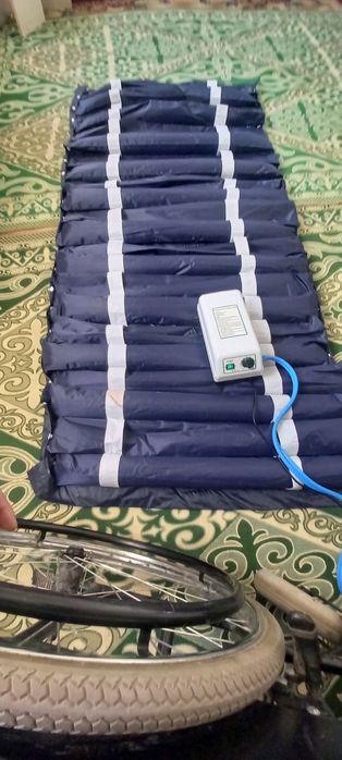 Каляска инвалидная и противоролиж матрас