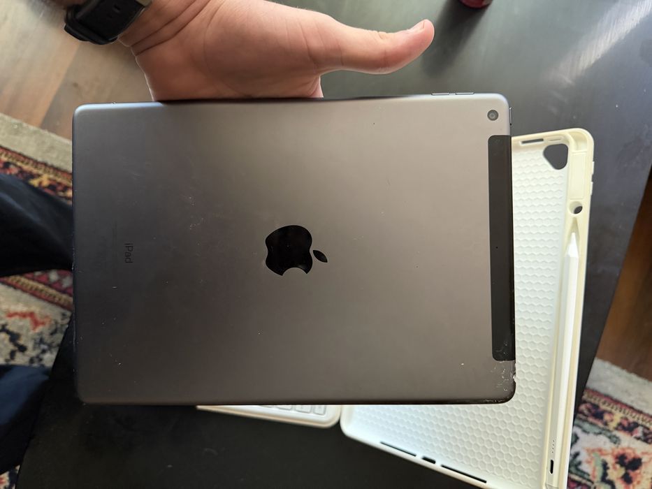 iPad Generatia 9 , intact cu Husa tastatura si Creion Digital