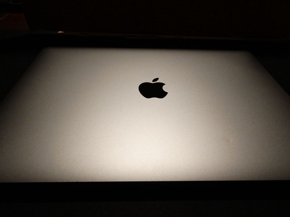 MacBook Air Retina 13” 2019 | Intel Core i5 | 8GB RAM | 1180 cicluri 128 GB