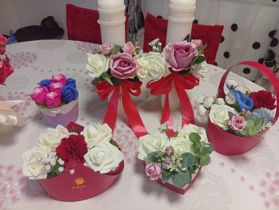 Lumânări de cununie și botez și aranjamente din flori de săpun
