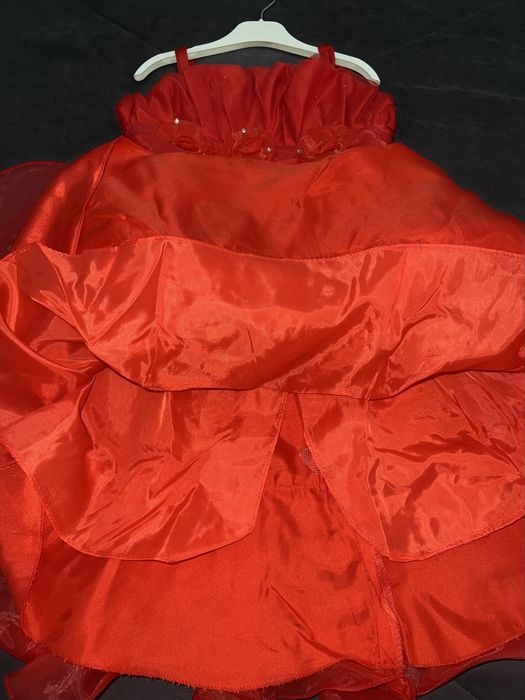 Платье красное нарядное на девочку 5-6 лет