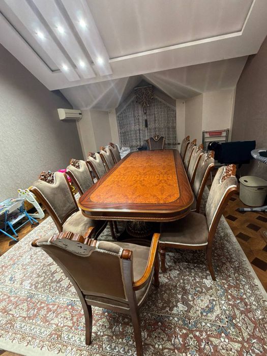 Элитный классический обеденный гарнитур (стол + 10 стульев + витрина)