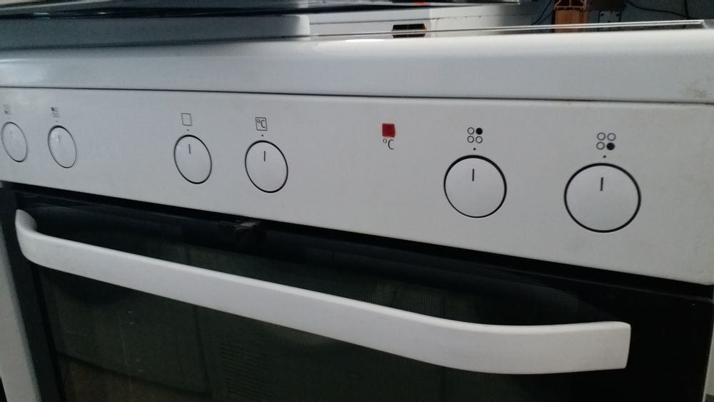 Готварска печка с керамичен плот Electrolux VOSS