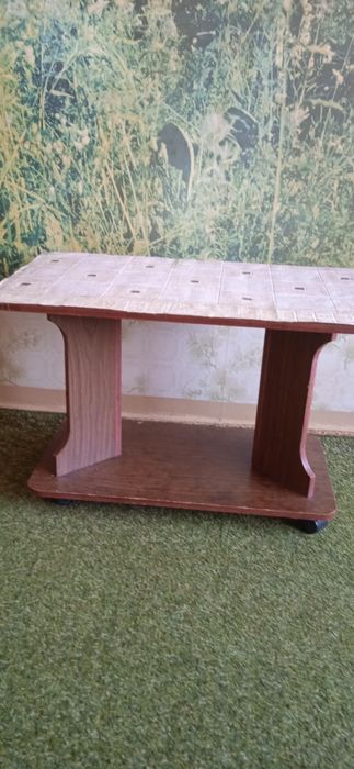 Стол полированный,Столик переносной, на колесиках,