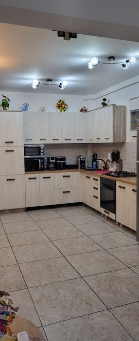 Apartament cu 3 camere de vânzare.