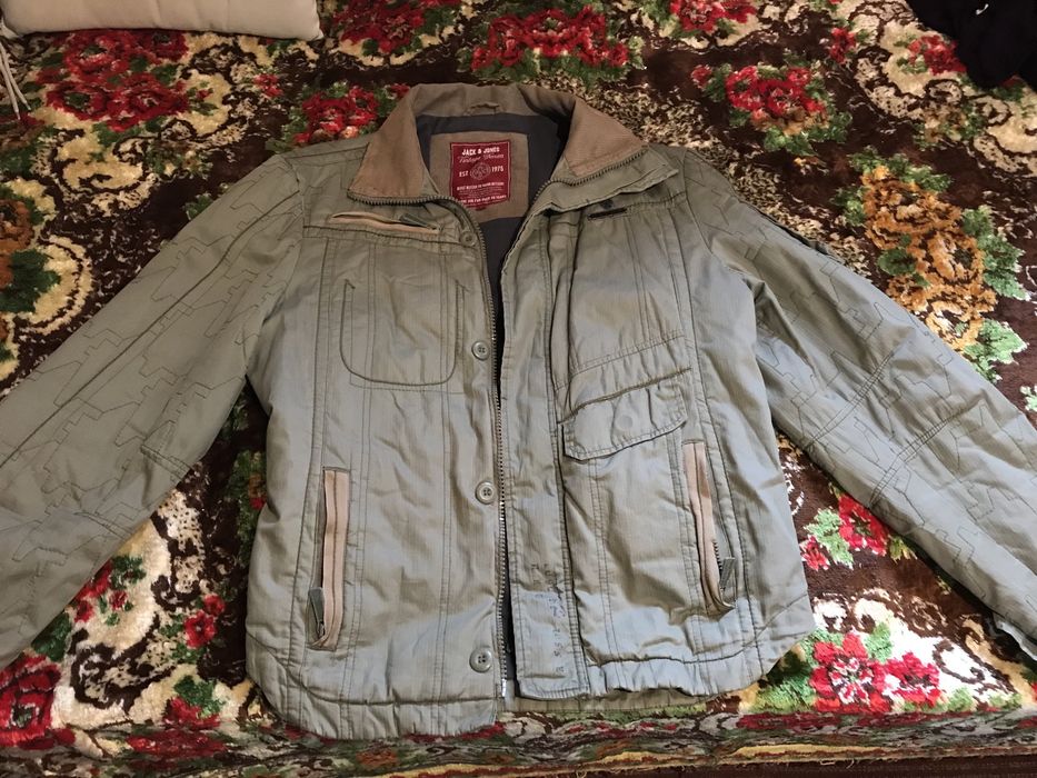 Jacheta Jack & Jones , de fata , mărime L , stare f. buna