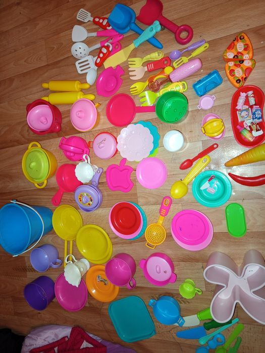 Продам пакет игрушек для девочек,посудки