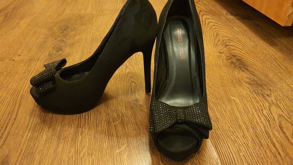 Обувки с токче и панделка отворени отпред