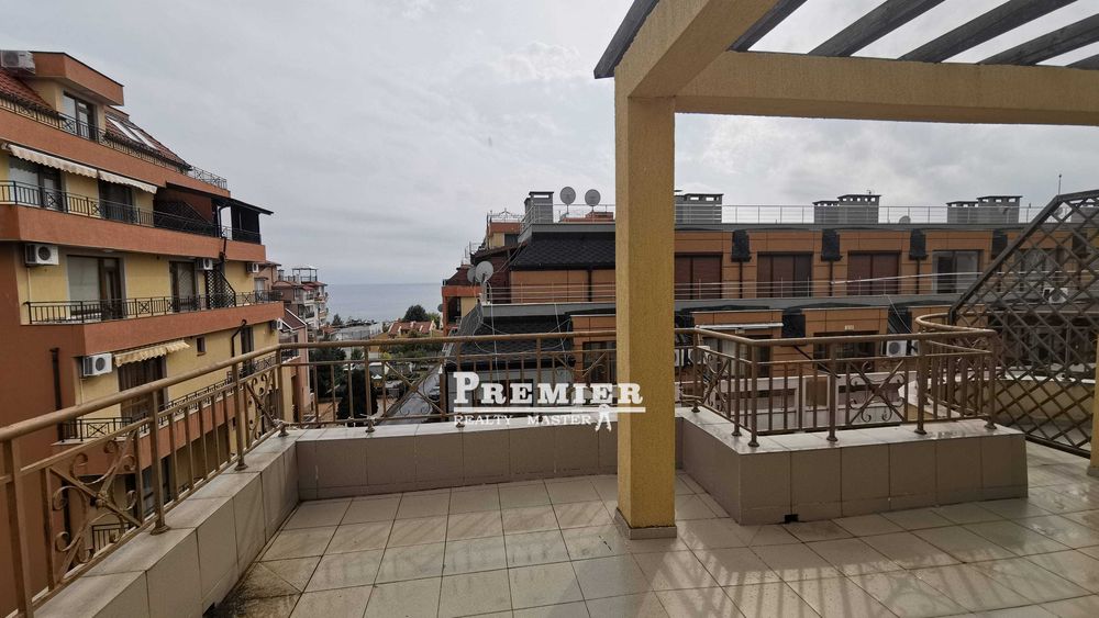 Тристаен апартамент с просторна тераса в Свети Влас