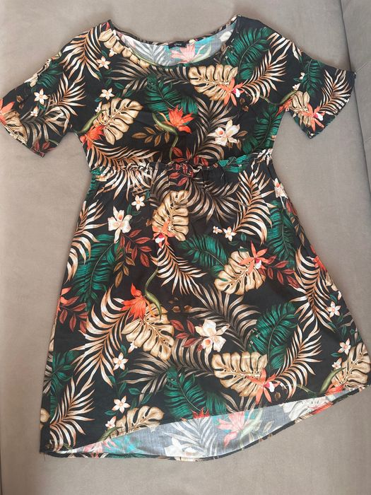 Къса цветна  разкроена рокля с ръкав камбанка