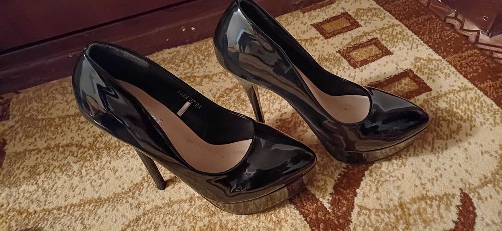 Pantofi toc inalt 37