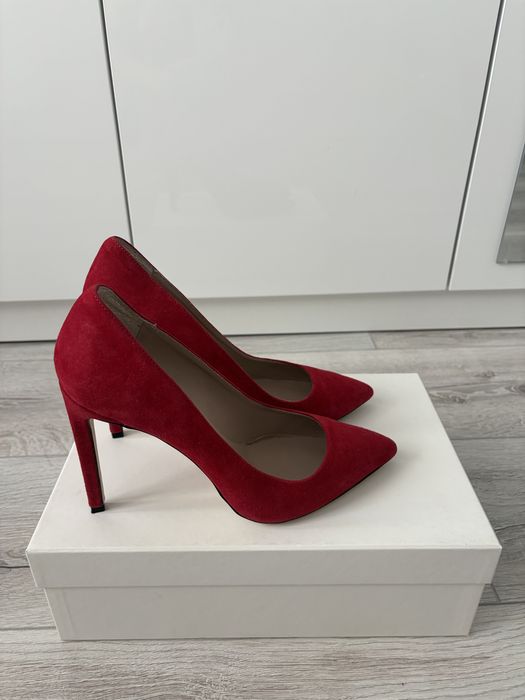 Красивые красные туфли