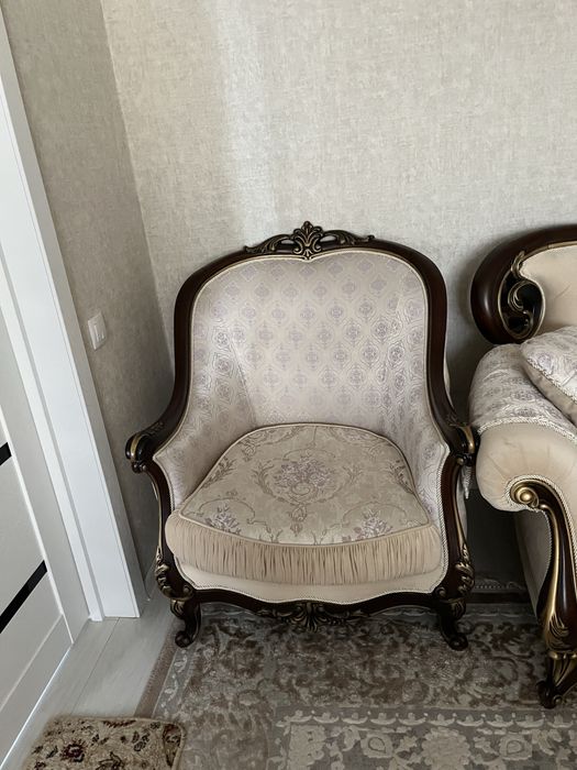 Срочно королевский диван с креслом