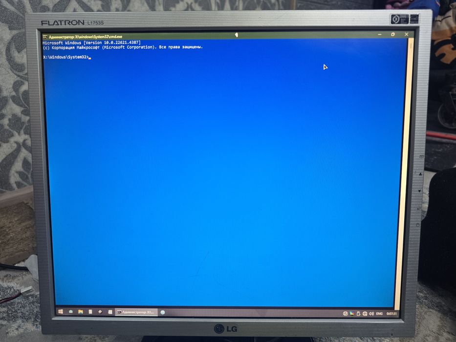 Монитор lg с не большим дефектом