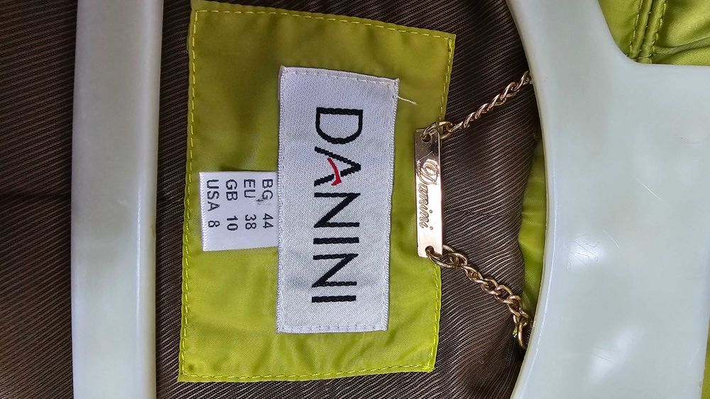 Продавам дамско шушляково яке с естествен косъм на яката на DANINI