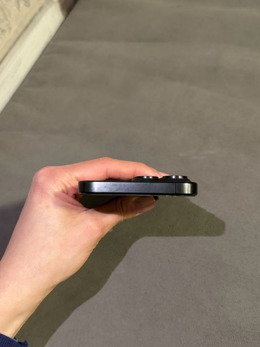 iPhone 15 Pro Max – 256 GB – Много добро състояние + 8 калъфа ПОДАРЪК