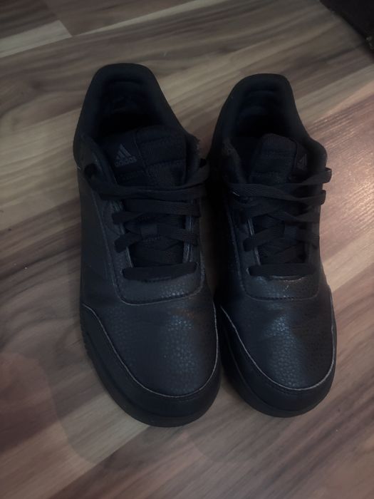 Adiasi ADIDAS in stare foarte buna