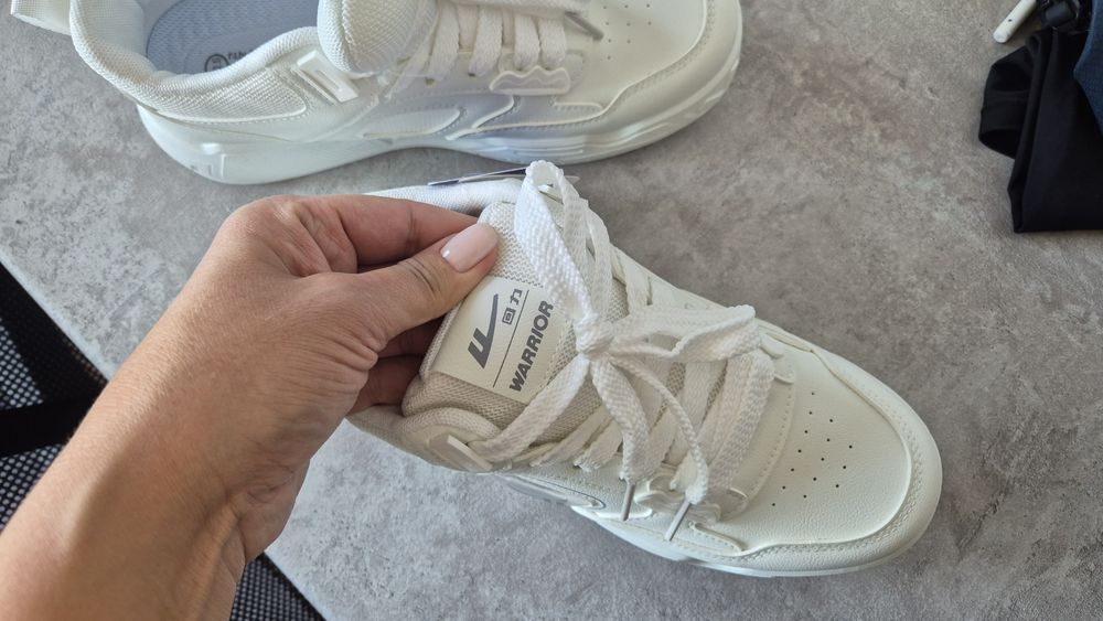 Стильные кроссовки