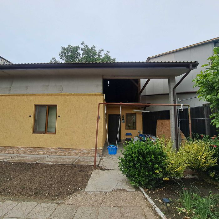 Apartament la curte spre închiriere