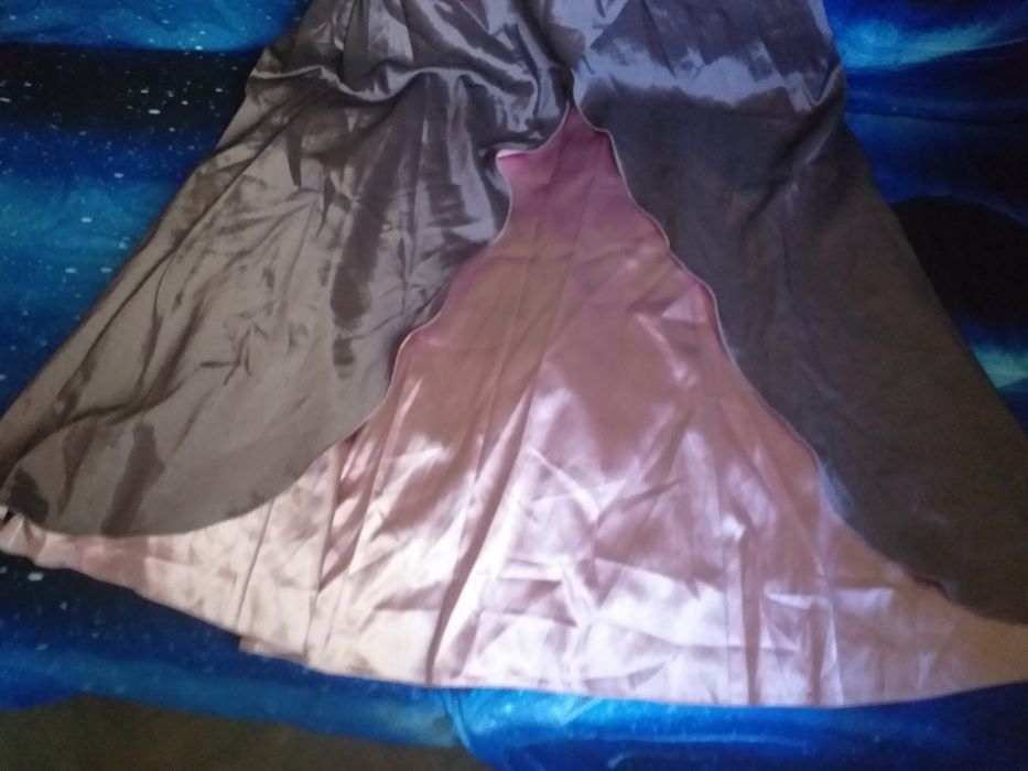 Blugi gravidute, rochita de ocazie.