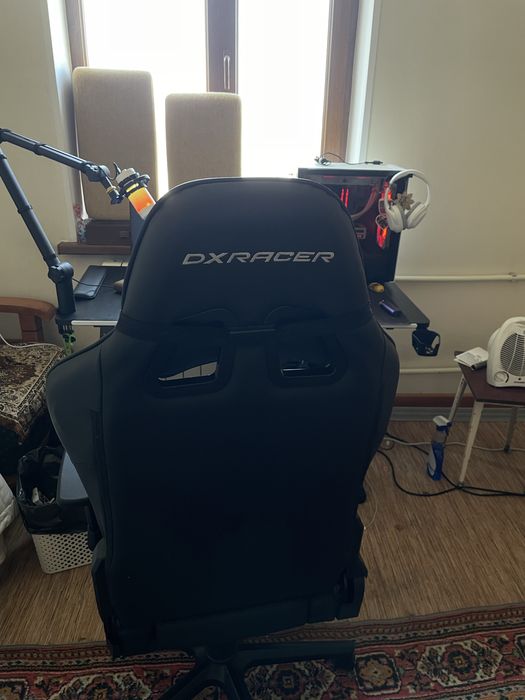 Игровое кресло Dxracer