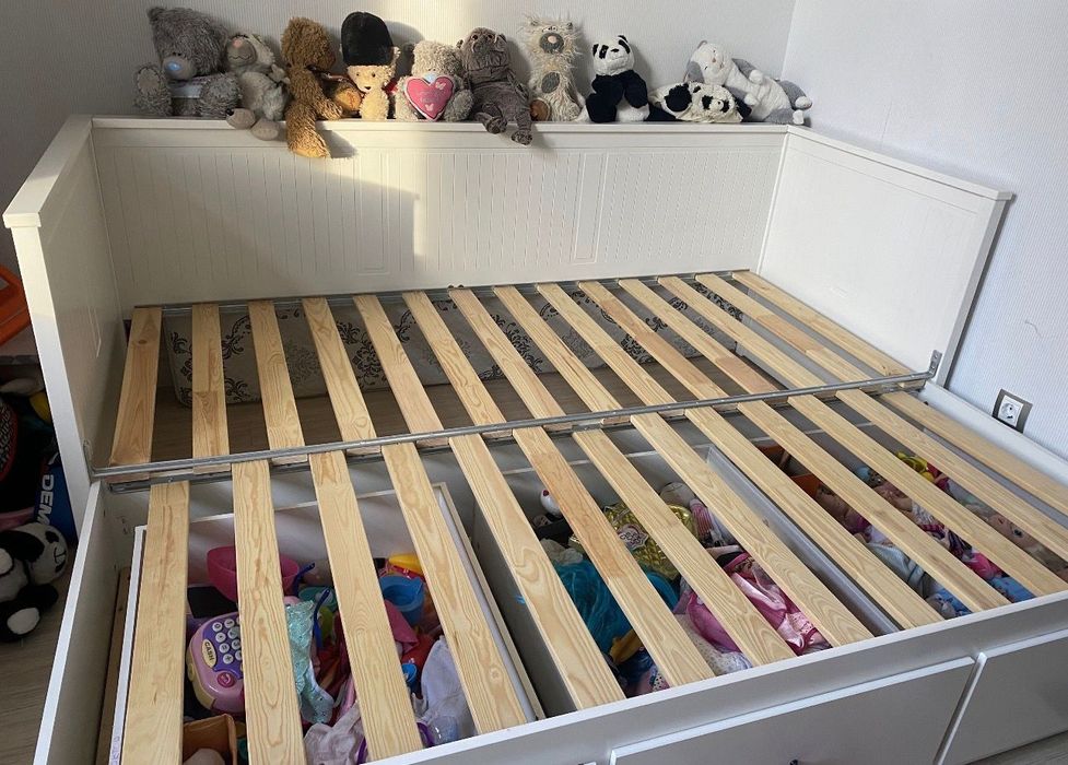 Икеа, кровать-кушетка IKEA HEMNES с ящиками.