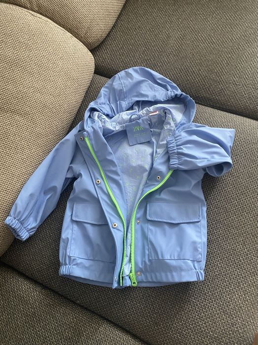 Vand geaca ploaie zara noua 3-4 ani