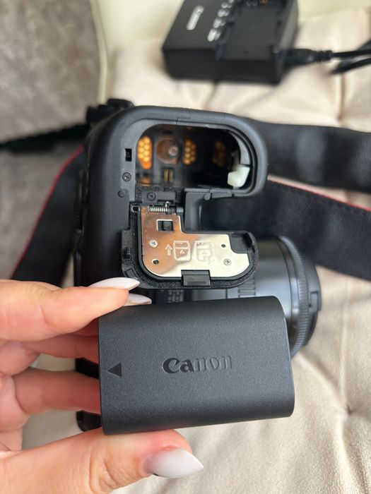 Продавам Canon EOS 6D Mark II + обектив Canon EF 50mm f/1.8 II