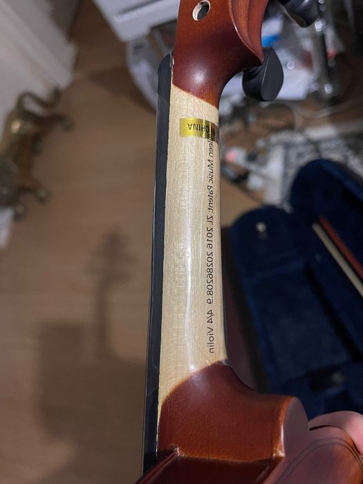 Музикални инструменти Кларинет, Цигулка,Електрическа китара и  Буфер