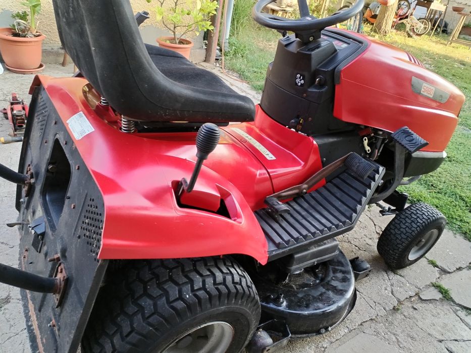 Tractoras tuns iarba