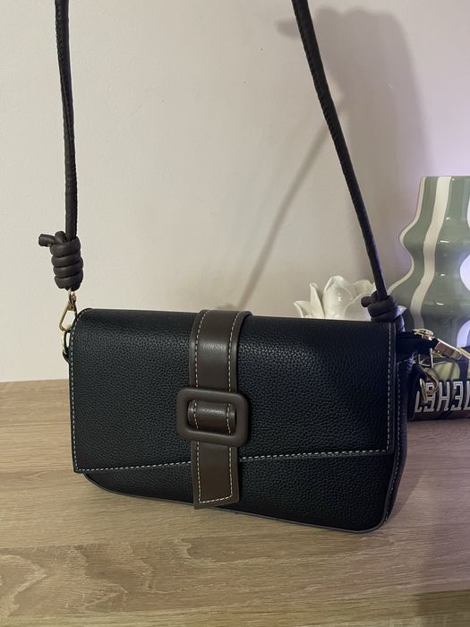 Малка чанта с къса дръжка