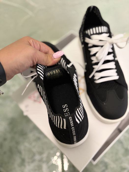 Сникърси Guess.