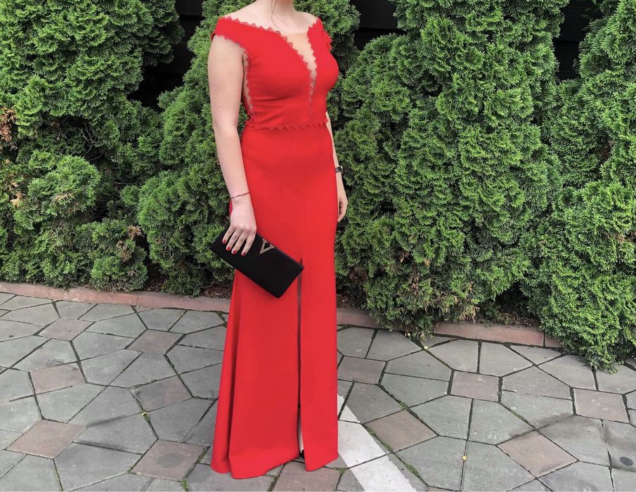 Rochie roșie lungă pe umeri
