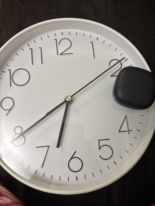 Продаются красивые стильные часы,в подарок идет наушник