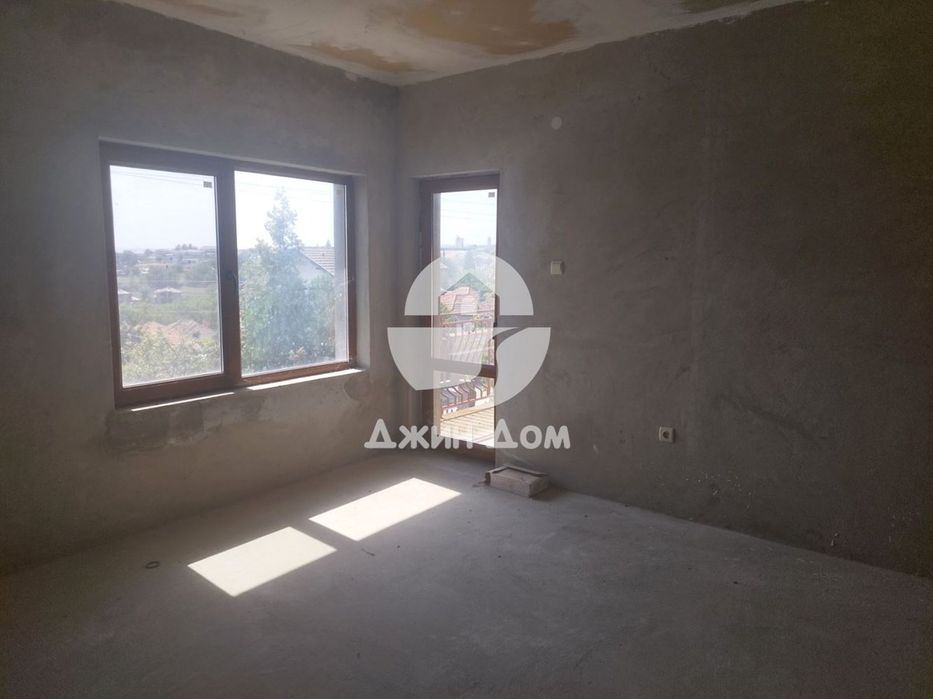 Двуетажна къща с двор в гр. Бяла