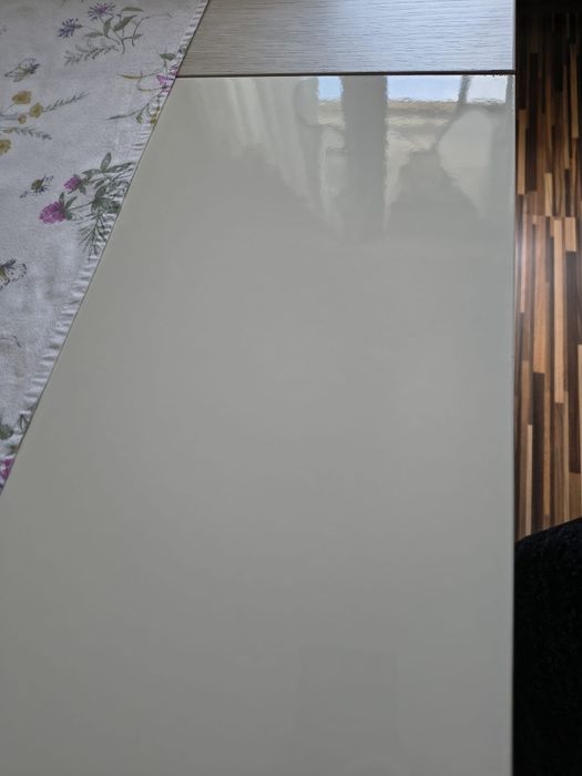 Vând masă pal laminat alba + 6 scaune