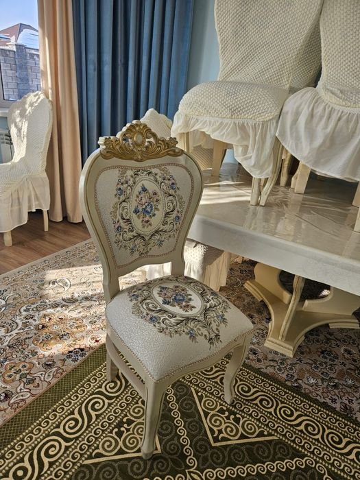 Стол и стулья гостинной