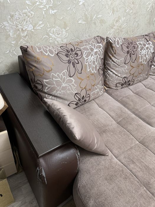 Диван и кресло.