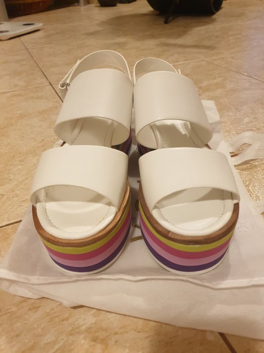 Sandale cu platformă