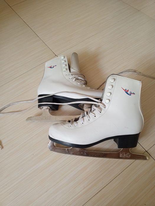Продам фигурные коньки