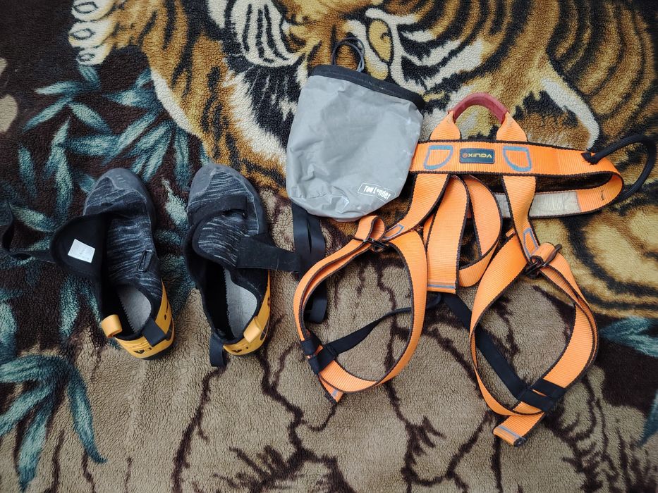 Комплект для скалолазания:скальные туфли44р,обвязка,сумка для магнезии