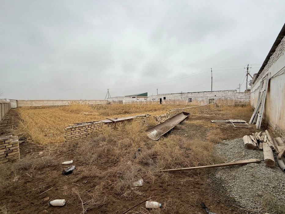 SharSharadan 1 km uzoqlikda Shovot  yo'lida joylashgan noturar bi