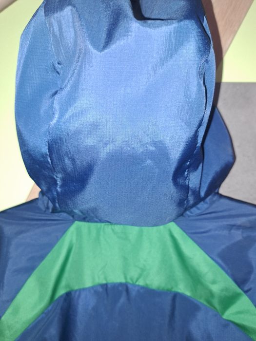 Продавам оригинална ветровка на nike brazil.